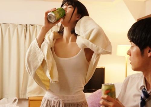 【倉本すみれ】後輩OLの無防備ノーブラ姿がエロすぎ！中出しエッチで欲望を解放