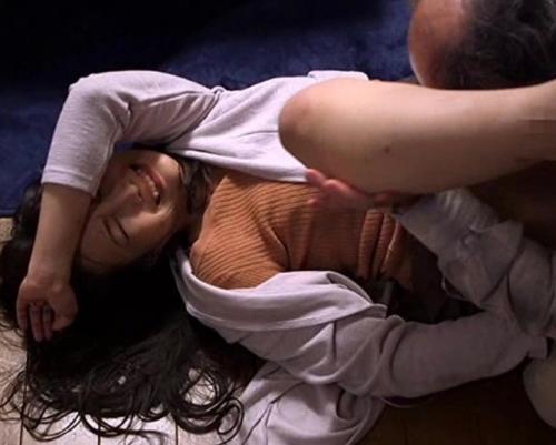 ＜人妻レイプ＞借金で売られた熟女をエロおやじが容赦なく犯す！絶頂の舐め調教で肉便器化…鬼畜NTR！