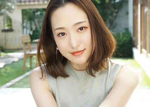 色っぽさ溢れる美人妻がAVデビュー！最高のスレンダーボディ美女！