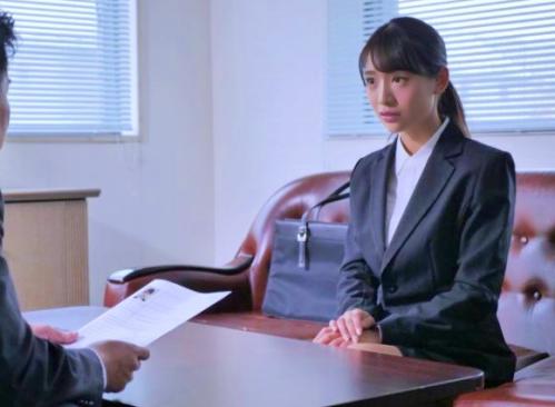 ある日、選考漏れした金融系企業から連絡が来る。採用人数に欠員が出た為再面談を受ける事になるが【星奈あい】