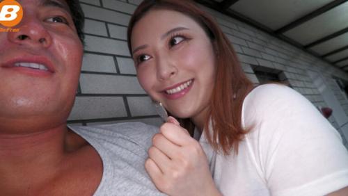 毎晩違う男を連れ込んでいる隣りのお姉さんにあざといぐらいに誘惑されて、無理矢理中出しさせられてしまったボク。 蜜美杏