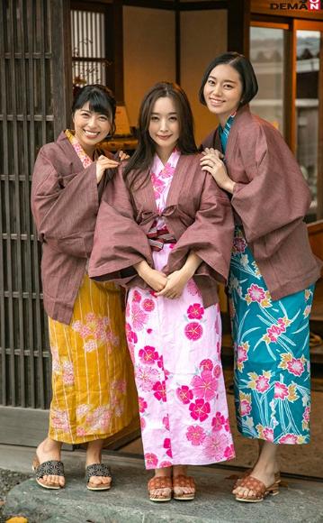 本物人妻レーベルデビューの奥様たちの豪華共演！夫婦で温泉旅行に来ていた3人の人妻にあれよあれよと逆寝取りされ最後はハーレム逆4P