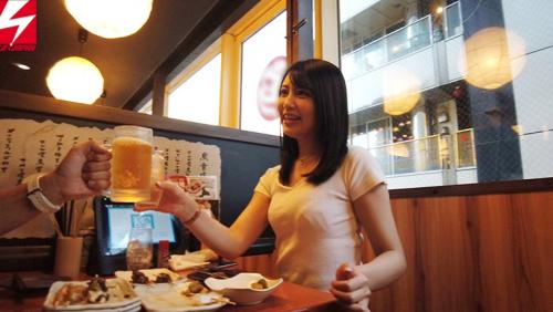 セクシーな露出で誘う一人飲み女子をナンパ！最高の熟女