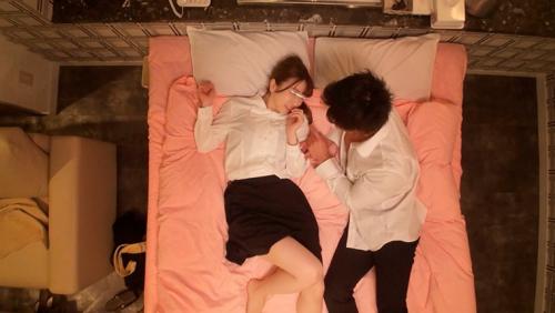 一般男女モニタリングAV 終電を逃したほろ酔いOLが初対面のサラリーマンといきなり相席ラブホで濃密セックス！！お酒とラブホの雰囲気で少しずつ近づく心と身体の距離！ひそかに高まる性欲を隠しきれなくなった男女はゴムを外して生ハメ中出し連続射精！in池袋