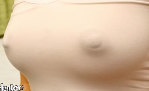 えっ？ノーブラ？ポッチ（乳首）ピンコ勃ちで形くっきりの幼馴染の超敏感乳首をイジり倒したら失神寸前エビ反り連続爆イキ！！ボクには幼稚園の頃から高○生になった今でもずっと仲良しの超可愛くて優しい幼馴染がいます。気付いているのかいないのか分からないが幼馴染は…