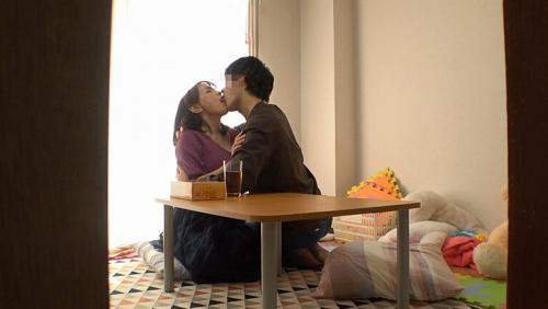 近所の世話好きなママ友 中年おばさんとの中出しセックス盗撮