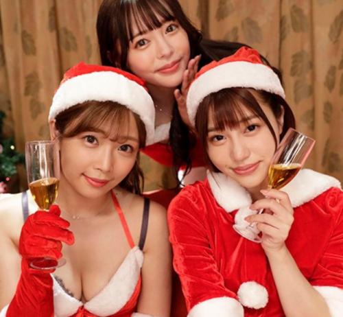 【ハーレム】サンタコスのおっぱい痴女がM男を責めるエッチ動画！【紗倉まな】