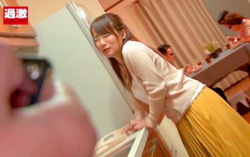 服の中にリモバイをつけられ家族の前で何度もイカされた巨乳妻