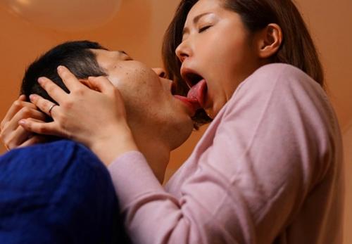 『淫らな願望を持つ人妻』夫の前で同僚に犯され、絶頂に達する。快楽に抵抗できず、中出しを求める欲求不満な人妻。