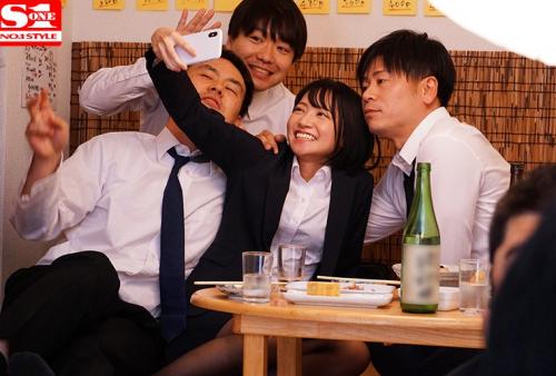 新入女子社員と絶倫上司が出張先の相部屋ホテルで…朝から晩までひたすら不倫セックスに明け暮れた一夜 伊賀まこ