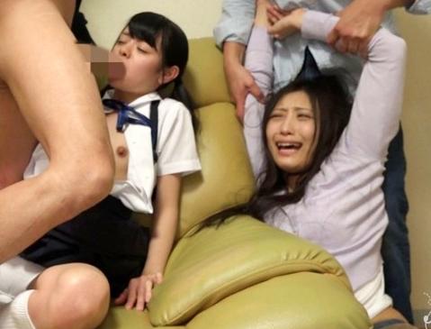 【禁断の母娘レイプ】美人熟女が悪魔の輪姦乱交SEX！娘が強姦される悲劇の絶望…無許可中出し騎乗位で号泣
