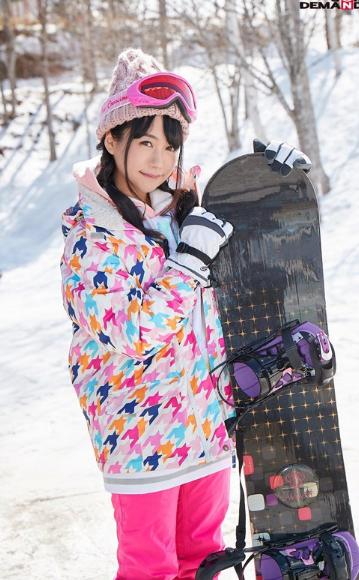 雪山で友達同士に「遭難対策をしましょう」と提案！密着ディープキスで乳モミ、手コキ、指入れ保温…火がつけば友情よりも性欲が勝りSEXへ！？マジックミラー号