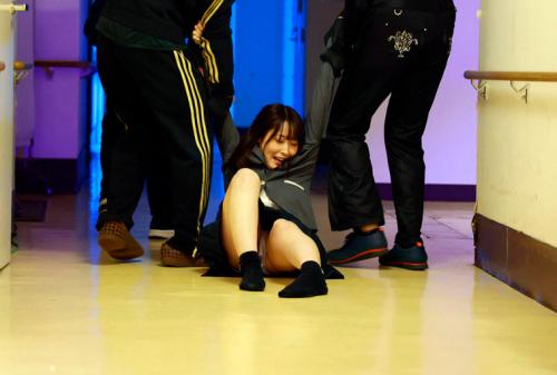 ネズミ講式非道の連鎖！下校中のお嬢様学校の女子○生！巻き添えレ●プ3！「自分だけ不幸だと明日から学校いけないよね？嫌いな子をもっと酷い目に合わせちゃいなよ？」と、表面上は仲良しだけど、心の底ではクソ嫌いな’自称親友’を呼び出させ首絞め！鬼イラマ！…