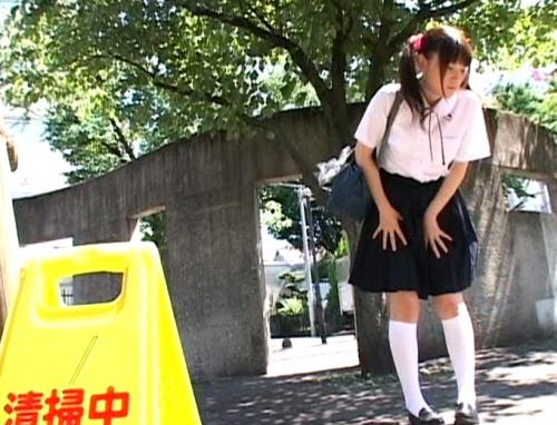 公衆トイレが使えず野ションする隙だらけの女 2