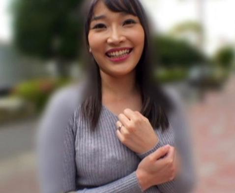 【欲求不満の奥さん】ブルマ姿の丸々と太った人妻が激しい性行為に没頭する！
