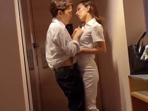 会社での秘密の関係！若い部下と美女上司が激しく不倫セックス！