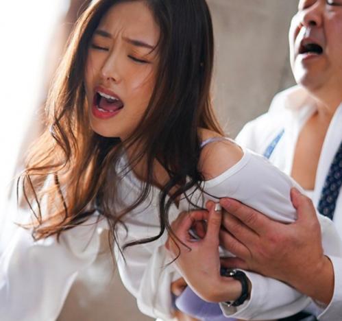 【不倫×強制性行為】退職した人妻秘書が職場復帰し、上司に出張先で強引に抱かれる淫らな出来事