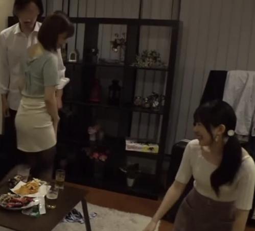 ナンパして持ち帰った女の子とコソコソH！でも隣にはガードの堅い女友達…果たしてヤラせてくれるか！？