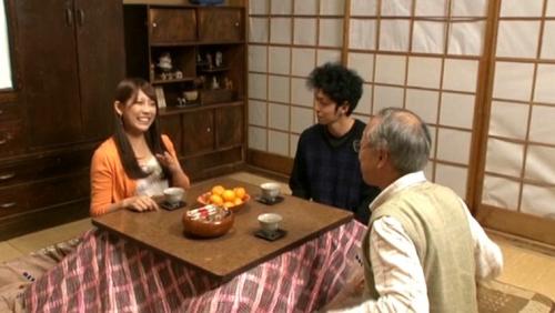 本物の団地妻をコタツの中で刺激したら、欲求不満が炸裂するのか！？ 3