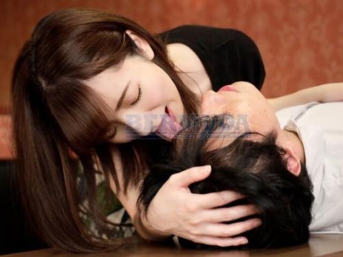 あどけなさの残る生徒を弄ぶかのようにかけもちで！!そんな甘酸っぱい香が一転！小花のん