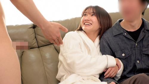 『愛し合う夫婦が残したいメモリアルヌードフォト』と題された雑誌の特集だと妻を騙し、絶倫チ○ポ男と素肌密着偽撮影会で寝取られ検証！！旦那よりも若くてカチカチに反り返ったチ○ポがマ○コまで1cmに超接近して奥さん急激欲情！？旦那が近くにいるにも関わらず生中出し…