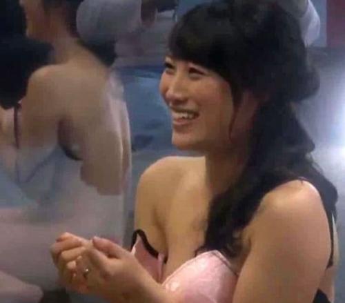 配偶者を待たせながら他の男性と情事にふける既婚女性たち！!新婚妻が透明なミラー越しに膣内射精を受ける！