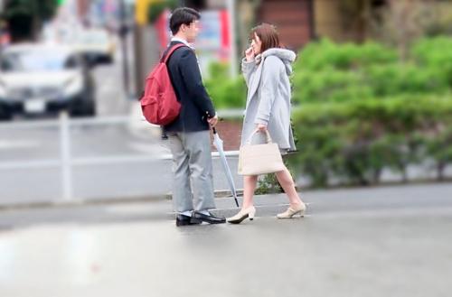 一般男女モニタリングAV 性のお悩み相談室出張特別編！旦那では満足できない絶倫巨乳妻が生まれて初めての逆ナンパ体験！童貞○校生をラブホテルに連れ込み2人っきりで1発10万円の抜かずの連続射精筆おろしに挑戦！ 4 旦那のフニャチンとは違う男子○校生の爆発寸前フル…