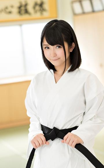全国大会出場経験を持つFカップの黒帯空手美少女 結梨19歳