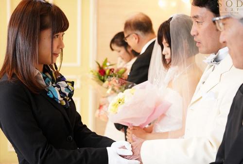 紗倉まな 結婚式最中の新郎に強●中出しさせる美人ウェディングプランナー