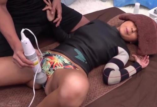 ナンパした美人サーファーをマッサージで感じさせて挿入！！日焼け跡がセクシーな引き締まったボディも必見！【マジックミラー号】