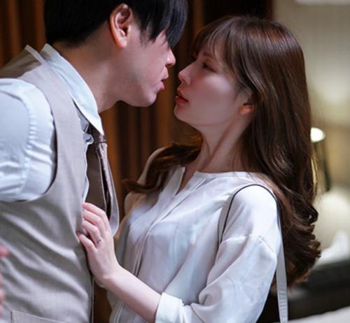 「社長、私結婚してるんですよ…」エッチな秘書が仕事先のホテルの密室で激しく求め合う！!【明里つむぎ】