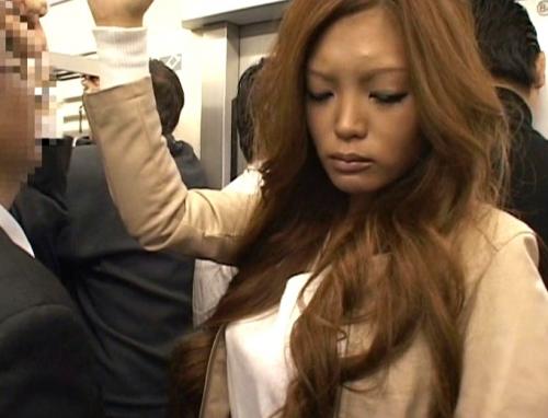 満員電車で痴●されガニ股でイキ続ける痙攣女