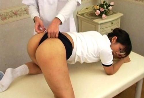 中年オヤジがブルマ美少女にセクハラ施術！！卑猥マッサージ＆痴漢行為で羞恥プレイ！