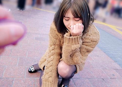 「イヤァァア…たってられなぃ…!」めちゃかわ美少女がバイブおもちゃで道端で…
