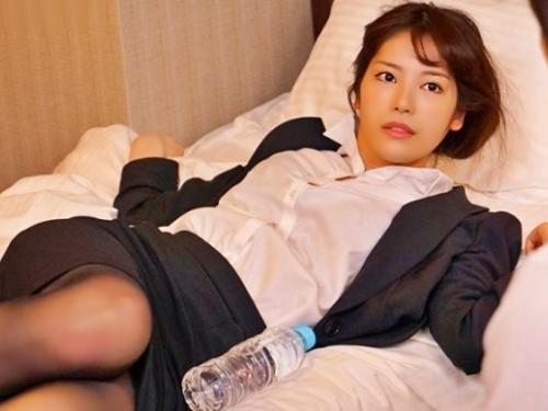 前々から2人きりになるのを狙っていた上司は欲望を剥き出し…