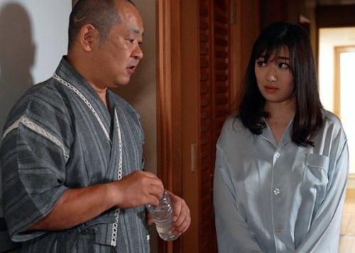 不満なセックスの後、浴室で自慰行為中に義父に見られてしまった。シャワーの勘違いとは思えない視線に戸惑い…