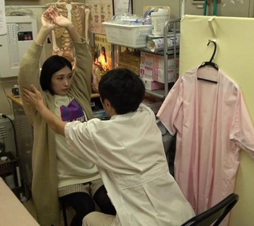 【人妻x盗撮】縛られた美人妻が変態施術師にセクハラNTRレイプ！!