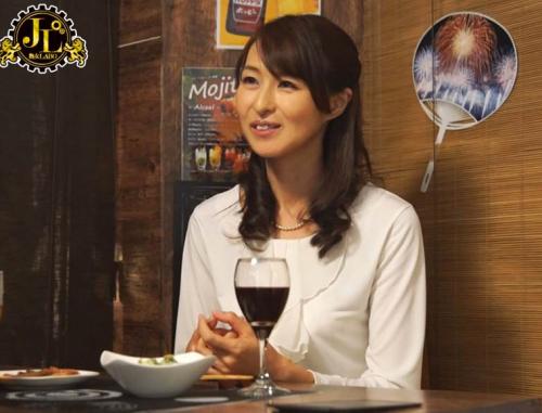 「おばさんを酔わせてどうするつもり？」若い男女で溢れ返る相席居酒屋で一人呑みしている熟女を狙い撃ちで口説いてお持ち帰り！寂しさと欲求不満が募った素人奥さんの乾いたカラダはよく濡れる！！VOL.22
