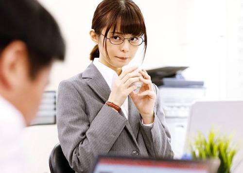 眼鏡越しにオレを見つめる後輩「先輩…。どんな風にイキたいですか…？」精子を取られるのが日課になった。月乃ルナ