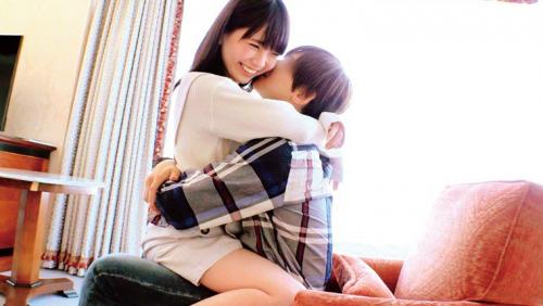 初々しい女子大生に跨り、ハアハア喘ぎながら腰を振りまくる！恥じらいの表情で愛撫するうちに、淫らな吐息が漏れ出す！