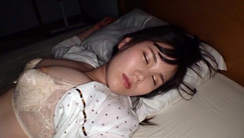 神乳お姉ちゃんの私生活を弟が濃密隠し撮り！家庭内だからこそ撮れた至近距離パンチラやすっぴん洗体等の無防備な姿！さらに寝ている隙を見計らって姉部屋に侵入！身体中にデカチンを擦り付けたりとヤリタイ放題で、最後は寝汗でムレたびちょマンに大量精子を生中出し！