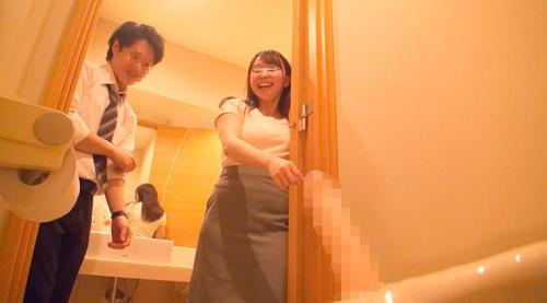 一般男女モニタリングAV 職場の同僚ドッキリ企画 出張先のビジネスホテルで憧れの女先輩と後輩男子が2人っきりでまさかまさかの相部屋宿泊！次々と巻き起こるエッチなハプニングで急接近した同じ職場の男女が会社に内緒の生ハメセックス！翌日の仕事も忘れ没頭のけぞり…4