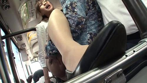 痴●師に無理やり挿れられたリモバイが取れず痙攣イキしてしまうタイトスカートの女