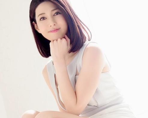 【美女妻】著名な高級店で働く奥様が男性と激しく愛を交わす！!