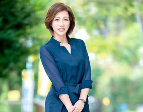41歳の淫乱妻しずかさん。おしゃれな奥様が、普段のリアルなセックスに満足できず、AV出演へ。悶える様子がたまらない潮吹き痴女。