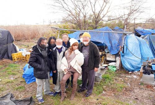 ホームレスに炊き出し！ナマ大乱交でハメまくり中出しまくり！酒淫乱天使・皇ゆずが総挿入23回！中出し19回！舌射5回！