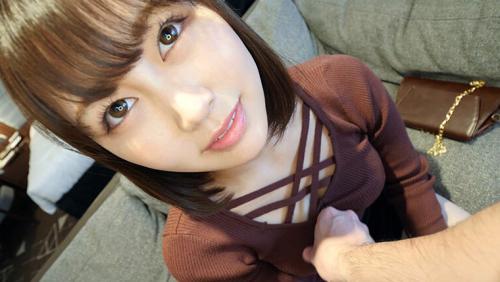 豊満なバストを持つ人妻がスナップされる、魅力的な有名人の美しさ