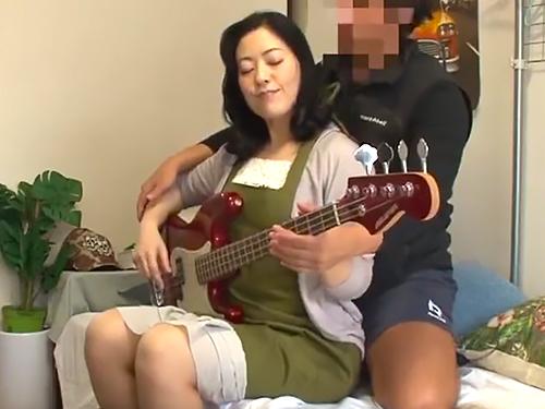 【熟女】おばさんレンタルでやって来た人妻にギターを教えるフリをしてベッドに押し倒してしまう男