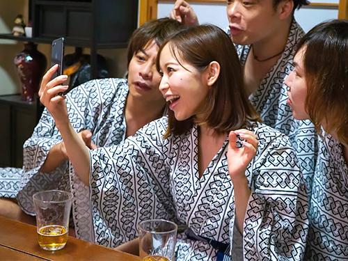 篠田ゆう「飲ましてヤっちゃえ！」社員旅行中の巨乳人妻が会社の同僚に寝取られる…
