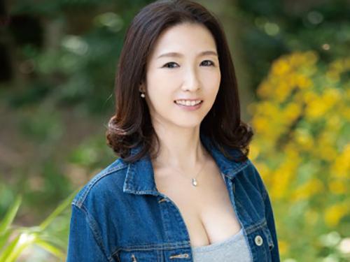黒木まり 旦那とは長年セックスレスで性欲の行き場がないGカップ巨乳人妻が気持ち良くなりたい一心でAVデビュー！